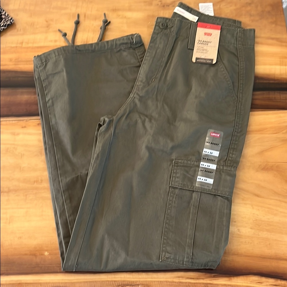 Levi's Cargo Pants- Womens